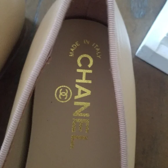 CHANEL Beige and Black Leather Cap-Toe Ballet Flats - Picture 6 of 15